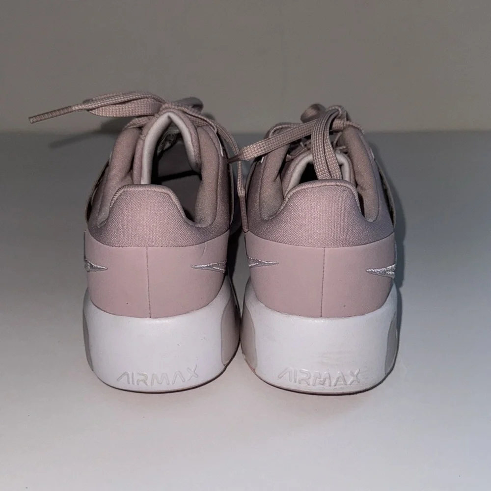 Nike Women's Sneakers Size 6.5 Gym Workout Exercise Walking